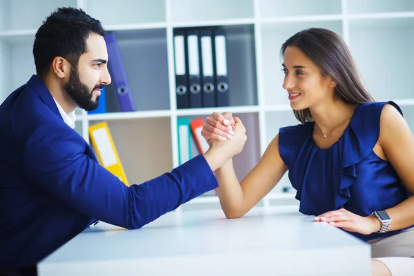 Oldal megtekintése portréja férfi és a nő armwrestling, gyakorolva nyomja meg — Stock Fotó