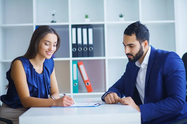 Retrato de dos empresarios en el trabajo — Foto de Stock