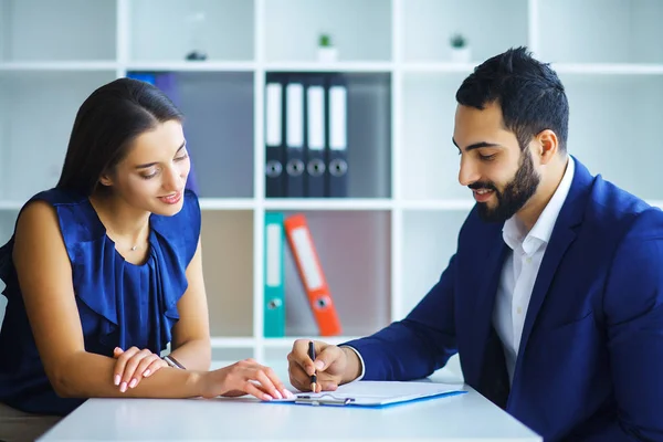 Retrato de dos empresarios en el trabajo — Foto de Stock