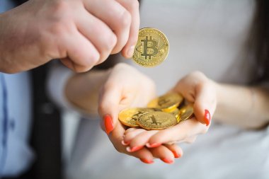 İşadamı mevcut bir bitcoin - Bitcoin büyüme kavramı (yeni virt