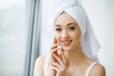 Sarılı havlu içinde güzel bir kadın portresi kapatın 