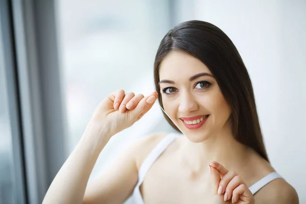 Cuidado com os dentes. Mulher sorridente bonita Flossing dentes brancos saudáveis — Fotografia de Stock