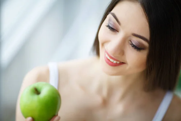 Mujer con manzana. Hermosa chica con sonrisa blanca, dientes sanos —  Fotos de Stock