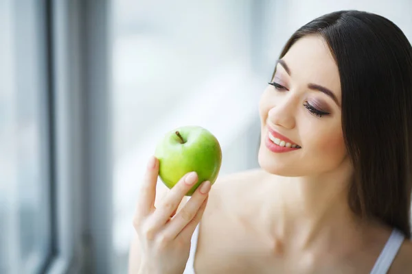 Donna con mela. Bella ragazza con sorriso bianco, denti sani — Foto Stock