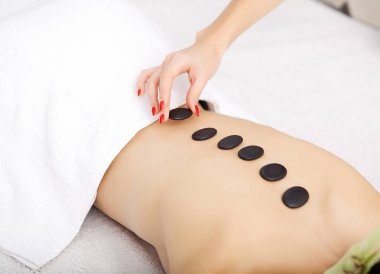 Spa. Güzellik tedavileri güzel kadın spa sıcak taş masajı