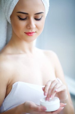 çekici kız onun yüzüne Anti-Aging Krem koydu