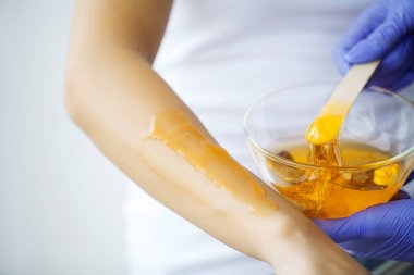 Master şeker yapıştırın sıcak balmumu yardımıyla el epilasyon yapar 