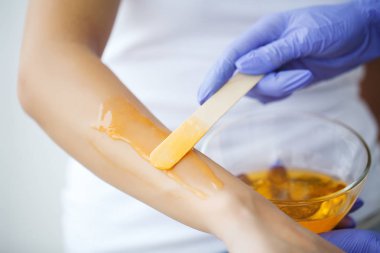 Master şeker yapıştırın sıcak balmumu yardımıyla el epilasyon yapar 