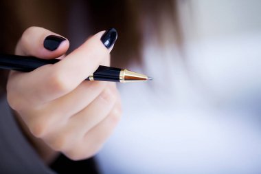 iş kadını bir sözleşme, iş sözleşmesi detaylarının imzalama