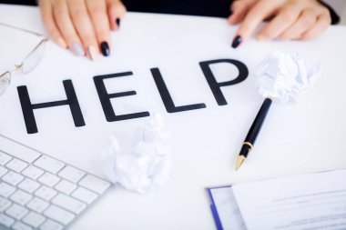 Stres memur çalışan genç güzel iş kadını