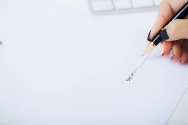 Kadın signant bir araba satın alma sözleşmesi