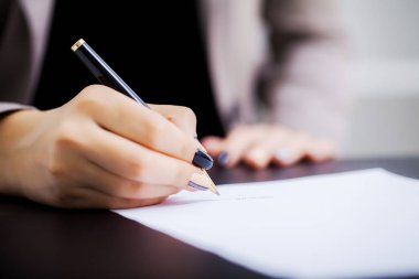 Kadın signant bir araba satın alma sözleşmesi