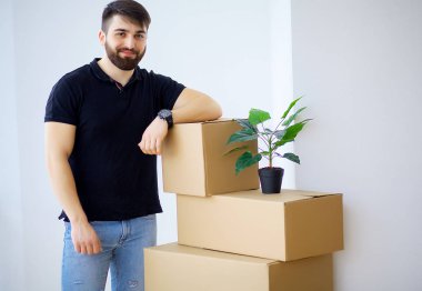 yeni evde dostu ev erkeği