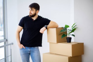 yeni evde dostu ev erkeği