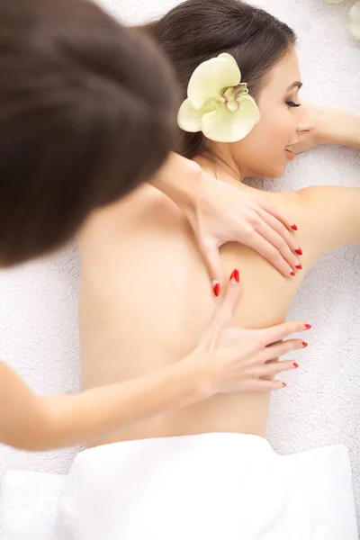 Spa. Mujer en saludable masaje de cuerpo en el salón de spa . — Foto de Stock