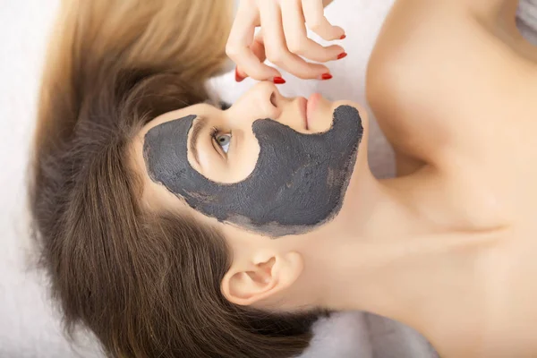 Terapia de spa para mulher jovem com máscara facial no salão de beleza  - — Fotografia de Stock