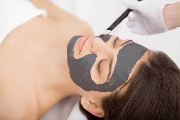Terapia Spa Para Mujeres Jóvenes Que Tienen Máscara Facial Salón — Foto de Stock