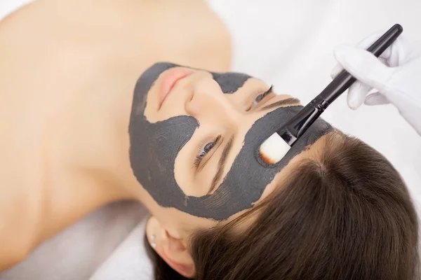 Terapia de spa para mujeres jóvenes que tienen máscara facial en el salón de belleza  - — Foto de Stock