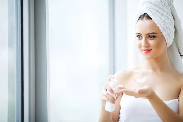 Tökéletes fiatal nő fürdőszobában arc krém alkalmazása — Stock Fotó