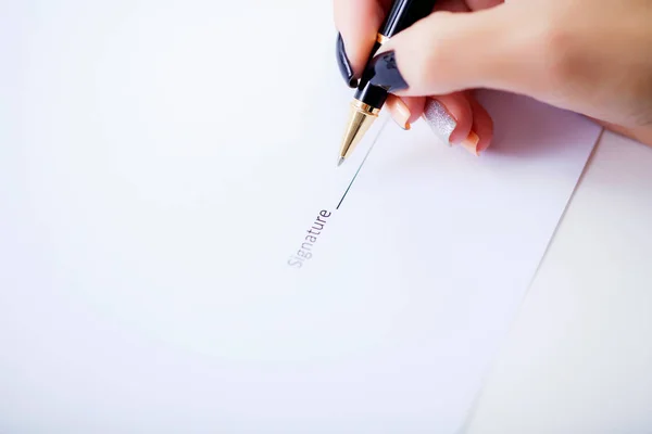 Woman signant a car purchase contract — Stock Photo, Image