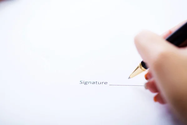 비즈니스 우먼은 서명 계약, 비즈니스 계약 세부 사항 — 스톡 사진