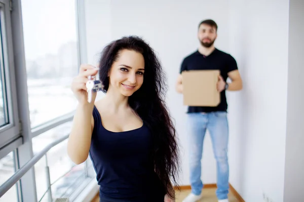 Glada unga par flyttar in nytt hus — Stockfoto