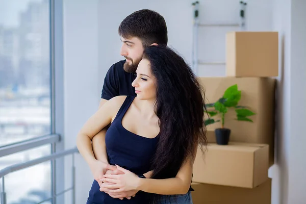 Ganska ung par som flyttar i nya hem. — Stockfoto