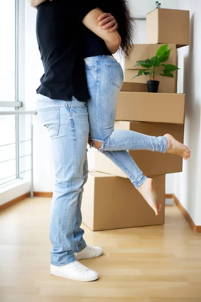 Lyckliga paret på tomt rum i nya hem — Stockfoto