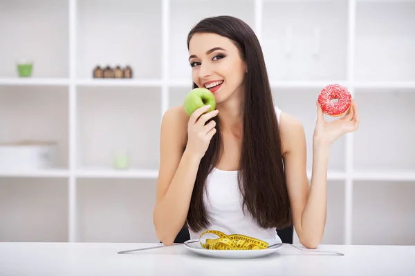 Концепция диеты, красивая молодая женщина выбор между здоровым — стоковое фото