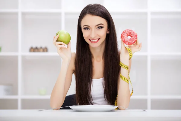 Concepto de dieta, hermosa mujer joven elegir entre saludable —  Fotos de Stock