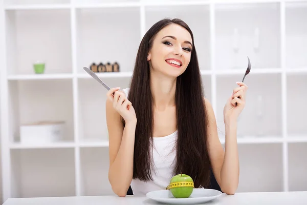 Concept de régime, pomme verte sur une assiette blanche, fourchette, couteau, poids — Photo