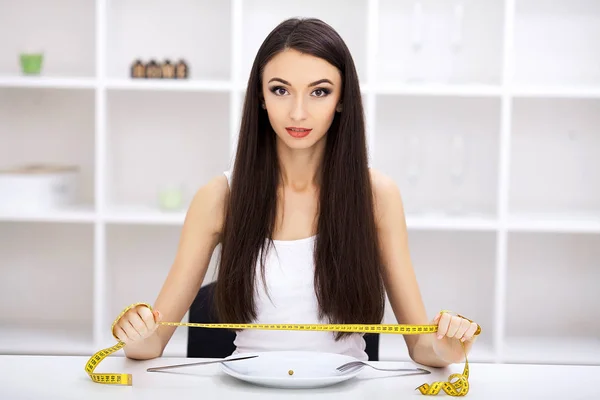 Étkezési rendellenesség. Lány gazdaság egy tányérra, és kipróbálás-hoz tesz a borsó — Stock Fotó