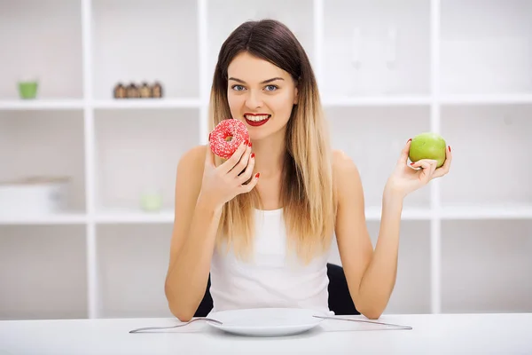 Dieting concept, beautiful young woman choosing between healthy — Stock Photo, Image