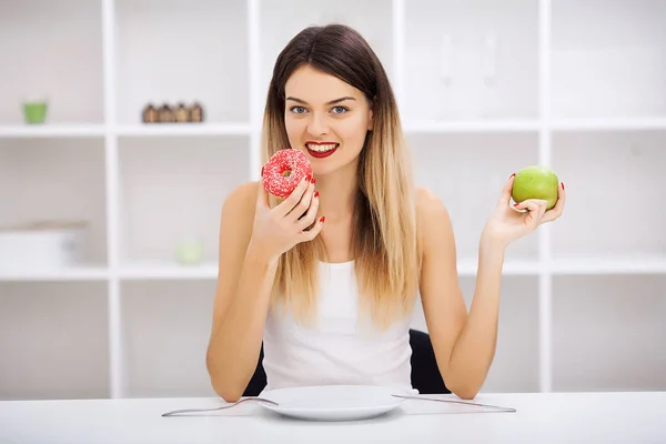 Concepto de dieta, hermosa mujer joven elegir entre saludable —  Fotos de Stock