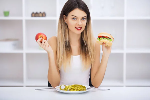 Wahl Zwischen Junk Food Und Gesunder Ernährung — Stockfoto