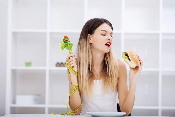 Elija entre comida chatarra versus dieta saludable —  Fotos de Stock