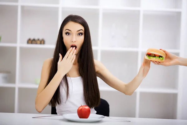 Choose between junk food versus healthy diet — Stock Photo, Image