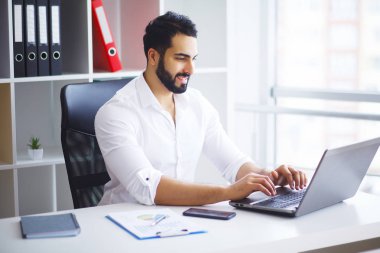 Çağdaş Ofiste Bilgisayarda Çalışan Adam