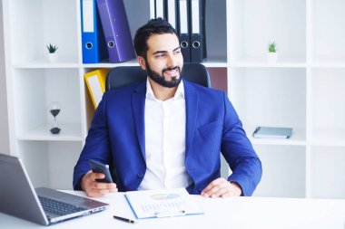 Çağdaş Ofiste Bilgisayarda Çalışan Adam