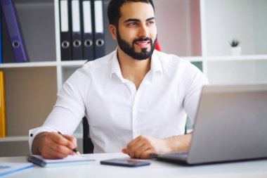 Çağdaş Ofiste Bilgisayarda Çalışan Adam