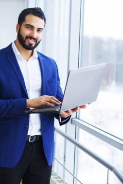 Çağdaş Ofiste Bilgisayarda Çalışan Adam