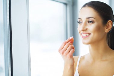 Vitaminler. Sağlıklı beslenme. Omega-3 balık yağı Capsu ile mutlu kız