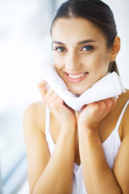 Yüz cilt temizliği. Güzel mutlu kız çamaşır yüz