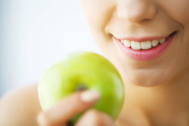 Kadın yeme elma. Beyaz dişler Apple ısırma ile güzel kız