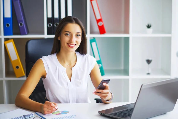 Business People. Portrait Of Woman In Office — Stock Photo, Image