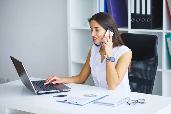 Affärsmän. Porträtt av kvinna i Office — Stockfoto