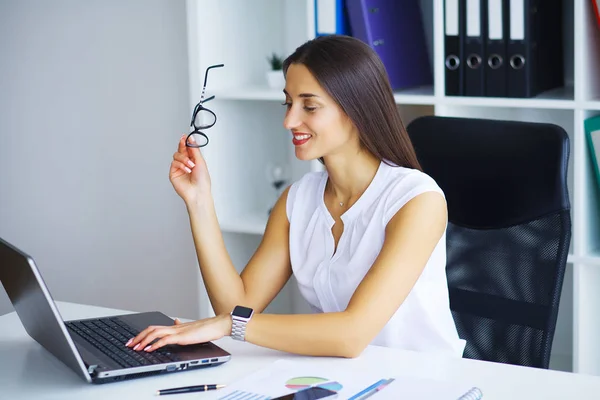 Business People. Portrait Of Woman In Office — Stock Photo, Image