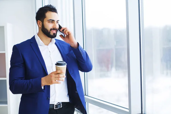 Excité jeune caucasien homme d'affaires célébrer victoire gai i — Photo