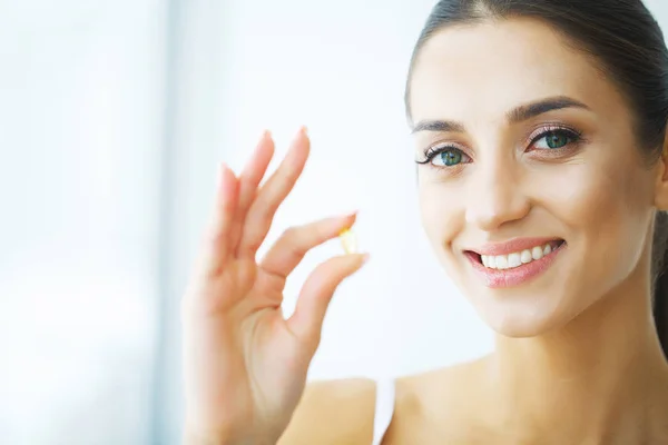 Vitaminas. Alimentação Saudável. Menina feliz com Omega-3 Fish Oil Capsu — Fotografia de Stock