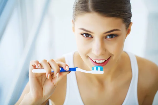 Beautiful Smiling Woman Brushing Healthy White Teeth With Brush. — Stock Photo, Image